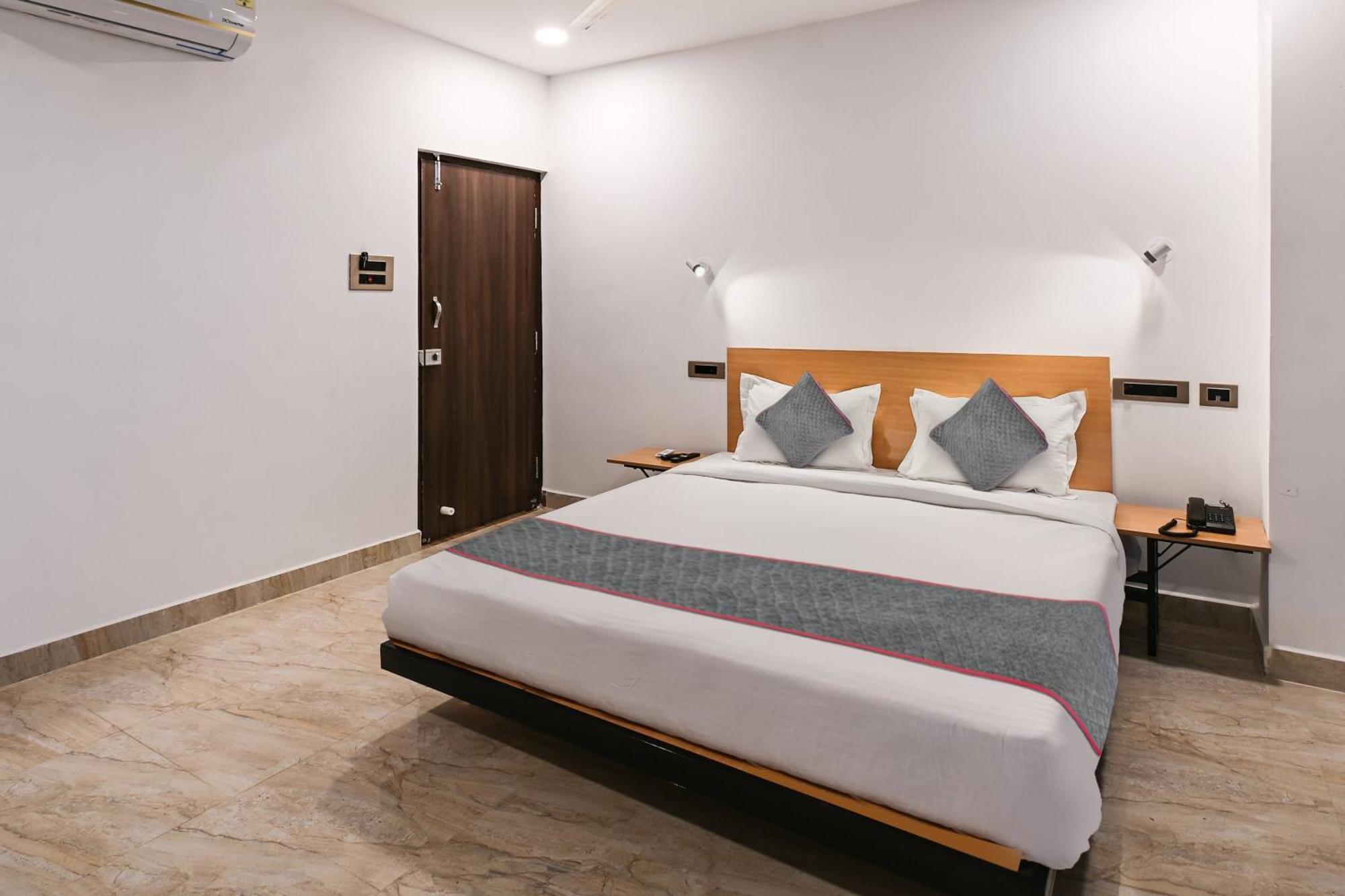 Super Townhouse De Alphabet Karmanghat ไฮเดอราบัด ภายนอก รูปภาพ