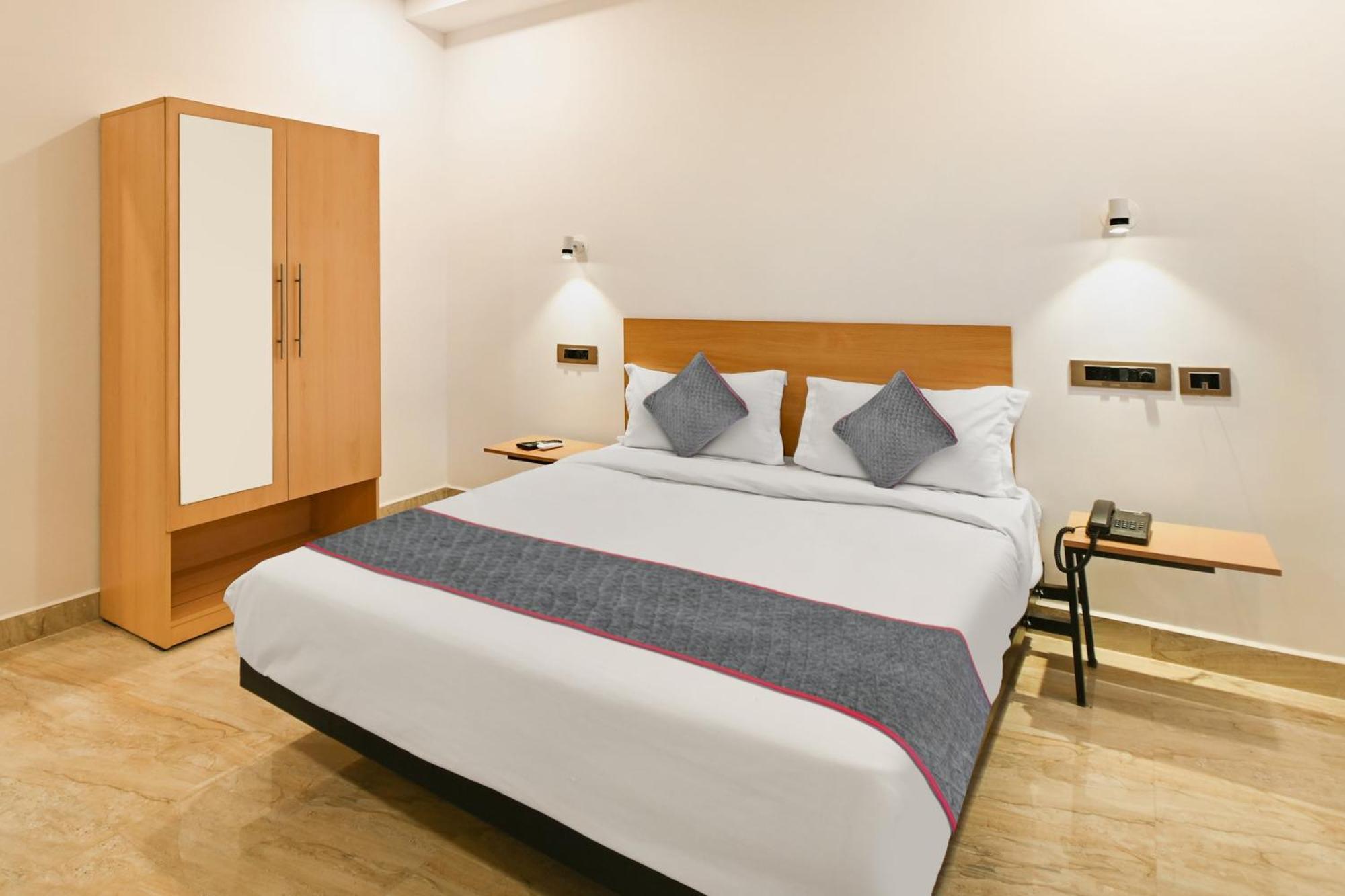 Super Townhouse De Alphabet Karmanghat ไฮเดอราบัด ภายนอก รูปภาพ